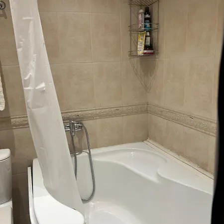 Spacious 2-bedroom Oasis In 瓦爾納